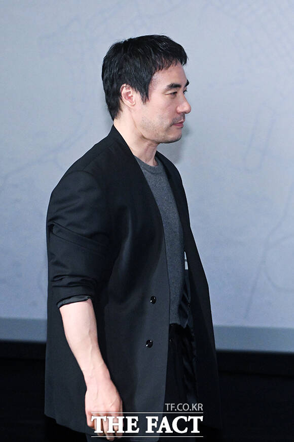 배우 배성우가 25일 오후 서울 용산구 CGV 용산아이파크몰에서 열린 영화 ‘끝장수사’ 언론배급시사회 및 기자간담회에 참석해 인사말을 하고 있다. /서예원 기자