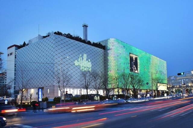 한화그룹의 유통 부문을 전담하는 '오너 3세' 김동선 부사장이 지난해 1조원이 넘는 자금을 투입하며, 한화갤러리아와 한화호텔앤드리조트의 합산 매출을 전년 대비 두 배 이상 올리는 성과를 거뒀다. 그가 오는 7월 선보일 새 지주사에 업계 안팎에서 관심이 쏠리게 된 배경이다. /한화갤러리아