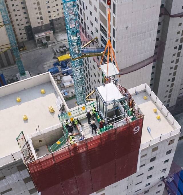 현대건설이 인천시 연수구 동춘동에 위치한 힐스테이트 송도 센터파크 현장에 모듈러 엘리베이터를 적용했다. 공동주택 현장에 모듈러 엘리베이터를 적용한 첫 사례다. /현대건설