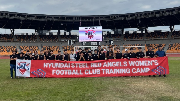 올해 초 필리핀 전지훈련에 참가한 선수들이 기념사진을 찍고 있다. /현대제철