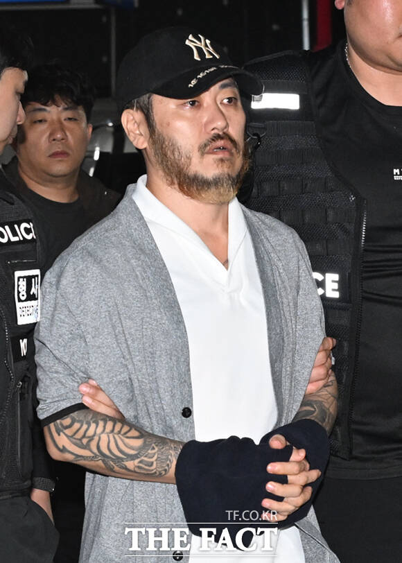 필리핀에 수감돼 있던 '국제 마약왕' 박왕열이 25일 오전 국내로 송환, 경기북부경찰청 광역범죄수사대로 들어서며 질의하는 취재진을 바라보고 있다.