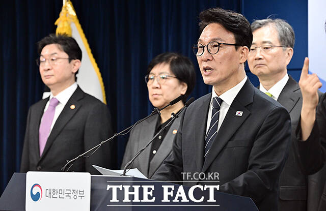 김민석 국무총리가 25일 오전 서울 종로구 정부서울청사에서 비상경제 대응체계 관련 브리핑을 하고 있다. /임영무 기자