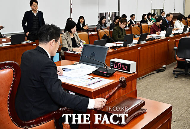 박주민 복지위원장이 13일 오전 서울 여의도 국회에서 열린 보건복지위원회 전체회의에 참석해 안건을 상정하고 있다. /국회=배정한 기자