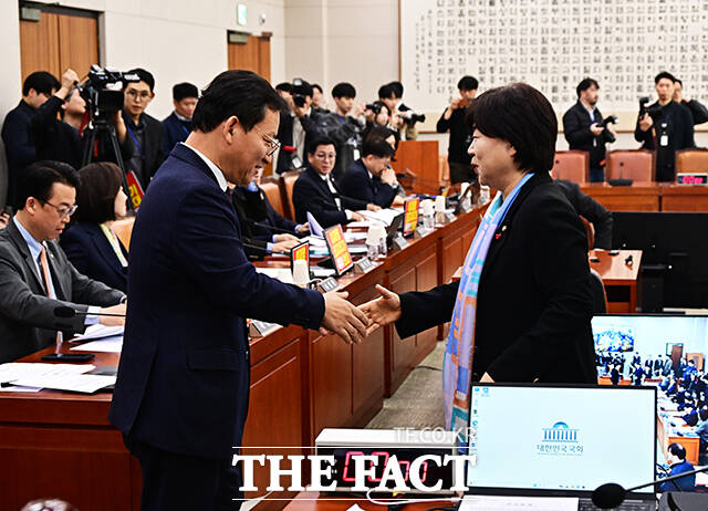 김형동 야당 간사(왼쪽)와 인사하는 서영교 특위 위원장.