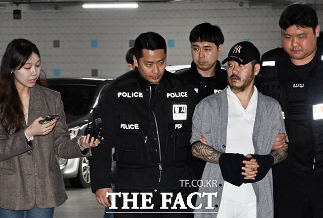 필리핀에 수감돼 있던 '국제 마약왕' 박왕열이 25일 오전 국내로 송환, 경기북부경찰청 광역범죄수사대로 들어서며 질의하는 취재진을 바라보고 있다.