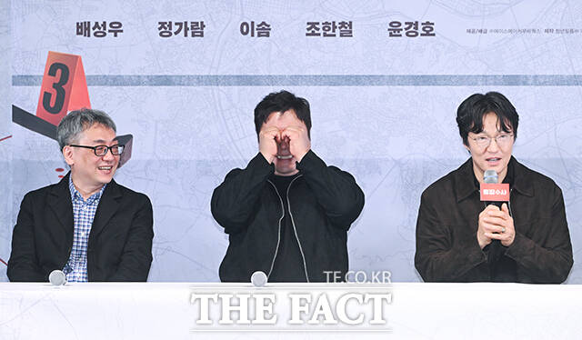 배우 윤경호가 25일 오후 서울 용산구 CGV 용산아이파크몰에서 열린 영화 ‘끝장수사’ 언론배급시사회 및 기자간담회에 참석해 소감을 밝히며 눈물을 닦고 있다. /서예원 기자