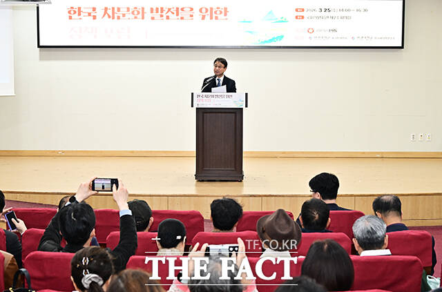 한병도 더불어민주당 원내대표가 25일 오후 서울 여의도 국회 의원회관 제2소회의실에서 열린 ‘한국 차 문화 발전을 위한 정책 포럼’에 참석해 개회사를 하고 있다. /국회=배정한 기자