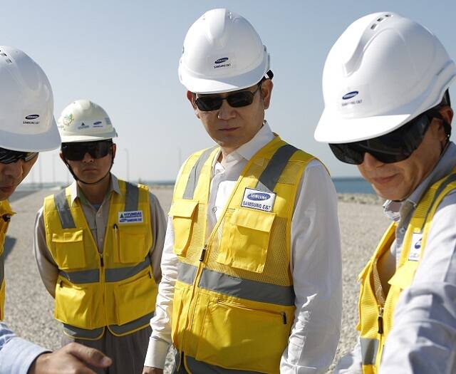 이재용 삼성전자 회장이 지난 2022년 12월 UAE 아부다비 알 다프라 주에 있는 바라카 원자력발전소 건설 현장을 점검하고 있다. /삼성전자