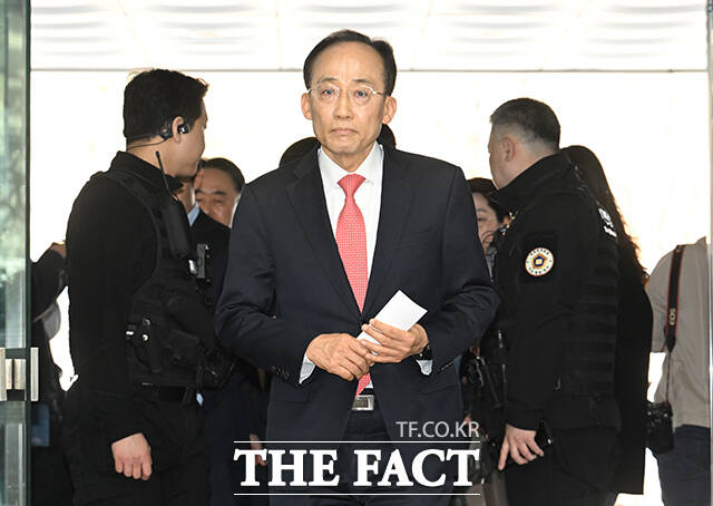 계엄 해제 표결 방해 혐의를 받는 추경호 국민의힘 의원이 25일 오후 서울 서초구 서울중앙지방법원에서 열린 공판에 출석하며 입장을 밝히고 있다. /박헌우 기자