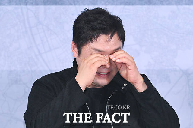 배우 윤경호가 25일 오후 서울 용산구 CGV 용산아이파크몰에서 열린 영화 ‘끝장수사’ 언론배급시사회 및 기자간담회에 참석해 소감을 밝히며 눈물을 닦고 있다. /서예원 기자