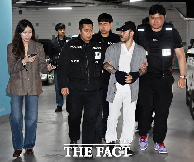 필리핀에 수감돼 있던 '국제 마약왕' 박왕열이 25일 오전 국내로 송환, 경기북부경찰청 광역범죄수사대로 들어서며 질의하는 취재진을 바라보고 있다.