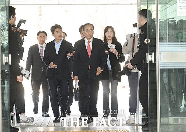 계엄 해제 표결 방해 혐의를 받는 추경호 국민의힘 의원이 25일 오후 서울 서초구 서울중앙지방법원에서 열린 공판에 출석하며 입장을 밝히고 있다. /박헌우 기자