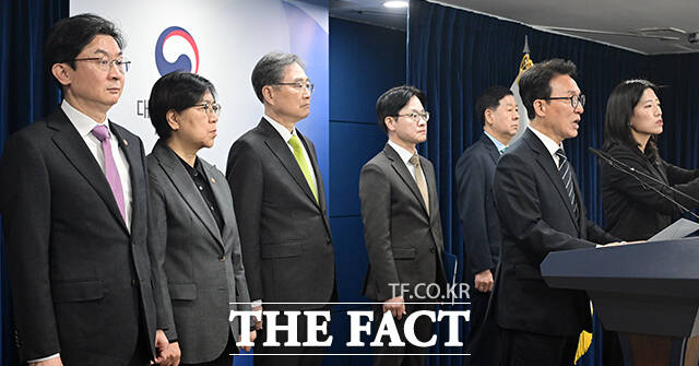 김민석 국무총리가 25일 오전 서울 종로구 정부서울청사에서 비상경제 대응체계 관련 브리핑을 하고 있다. /임영무 기자