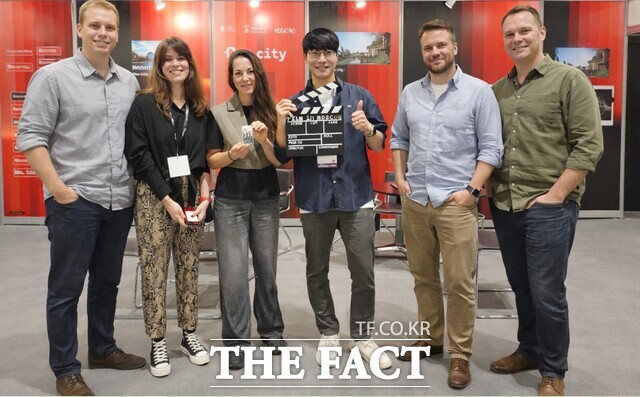 충남콘텐츠진흥원 관계자가 홍콩에서 개최된 아시아·태평양 최대 규모의 필름·TV 마켓 FILMART 2026(홍콩 필마트)에 참가해 현지 관계자들과 함께 기념 촬영을 하고 있다. /진흥원