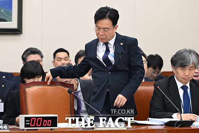 의원질의에 답하는 김영훈 고용노동부 장관.