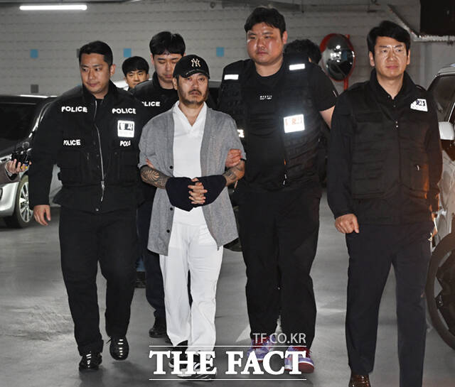 필리핀에 수감돼 있던 '국제 마약왕' 박왕열이 25일 오전 국내로 송환, 경기북부경찰청 광역범죄수사대로 들어서며 질의하는 취재진을 바라보고 있다.