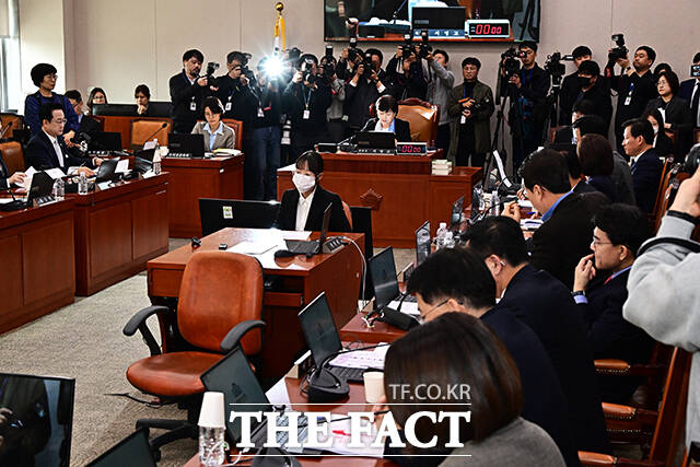 안건 상정하는 서영교 특위 위원장.