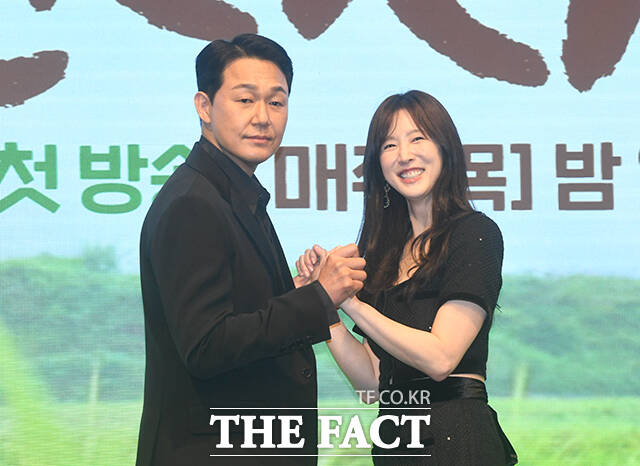 배우 박성웅(왼쪽)과 이수경이 25일 오후 서울 구로구 디큐브시티에서 열린 KBS2 새 미니시리즈 '심우면 연리리' 제작발표회에 참석해 포즈를 취하고 있다. /박상민 기자