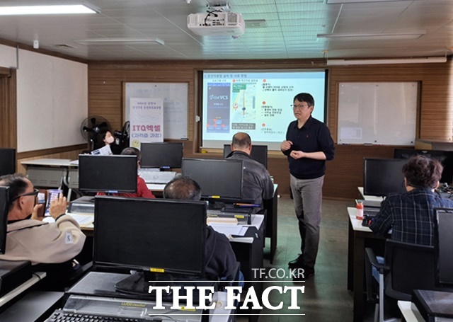 청양군이 24일 바우처 택시기사들을 대상으로 역량강화 교육을 진행하고 있다. /청양군