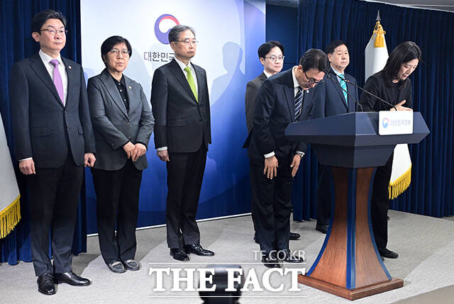 김민석 국무총리가 25일 오전 서울 종로구 정부서울청사에서 비상경제 대응체계 관련 브리핑을 하고 있다. /임영무 기자