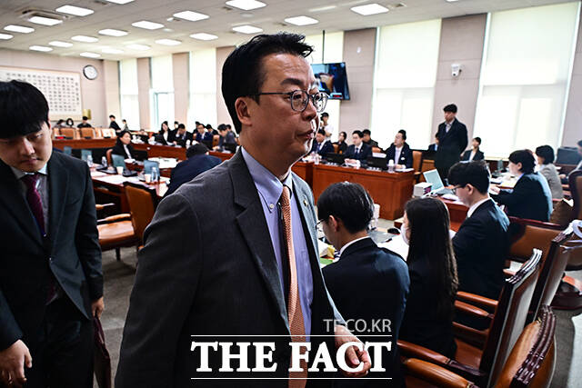 곽규택 국민의힘 의원이 25일 오전 서울 여의도 국회에서 열린 ‘윤석열 정권 정치검찰 조작기소 의혹 사건 진상규명 국정조사특별위원회’ 전체회의 도중 안건 의결에 반대하며 퇴장하고 있다. /배정한 기자