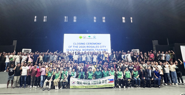 필리핀 로살레스시에서 예비 계절근로자들을 대상으로 문화교육을 실시한 뒤 참가자들이 단체 기념사진을 찍고 있다. /영주시