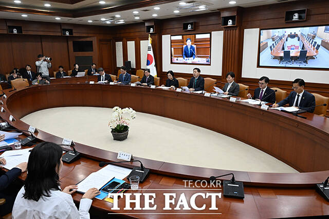 구윤철 부총리 겸 재정경제부 장관이 25일 오전 서울 종로구 정부서울청사에서 열린 국가창업시대 전략회의에 참석해 모두발언을 하고 있다. /김성렬 기자