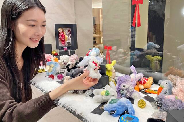 갤러리아백화점은 서울 명품관에서 개성 있는 그래픽 키링으로 주목받는 국내 브랜드 '레어타입'의 키링을 선보인다. /갤러리아백화점