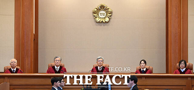 김상환 헌법재판소장(가운데)을 포함한 헌법재판관들이 지난해 12월 서울 종로구 헌법재판소에서 열린 조지호 전 경찰청장 탄핵심판 사건 선고를 위해 대심판정에 자리하고 있다. /서예원 기자