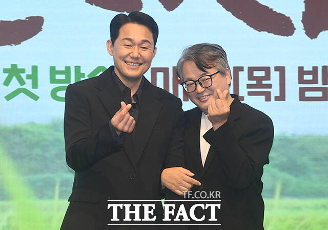 포즈 취하는 배우 박성웅(왼쪽)과 배우 이서환.