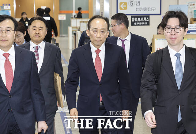 계엄 해제 표결 방해 혐의를 받는 추경호 국민의힘 의원이 25일 오후 서울 서초구 서울중앙지방법원에서 열린 공판에 출석하며 입장을 밝히고 있다. /박헌우 기자