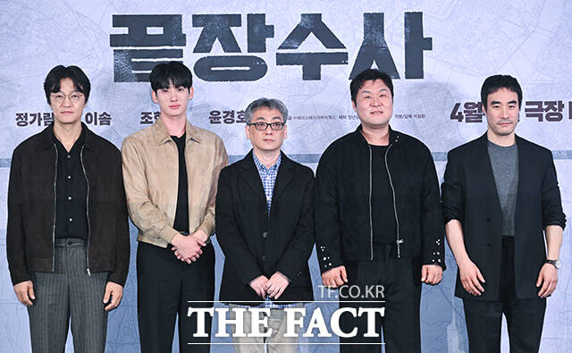 배우 조한철과 정가람, 박철환 감독, 배우 윤경호, 배성우(왼쪽부터)가 25일 오후 서울 용산구 CGV 용산아이파크몰에서 열린 영화 ‘끝장수사’ 언론배급시사회 및 기자간담회에 참석해 포즈를 취하고 있다. /서예원 기자
