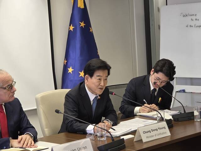 정동영 통일부 장관은 25일 주한 유럽연합(EU) 회원국 대사들과 만나 