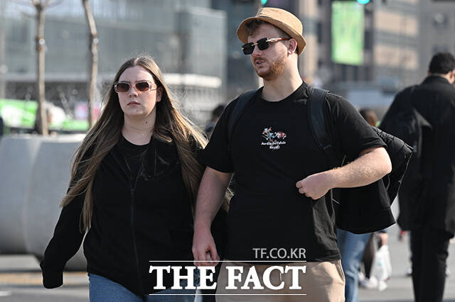 서울 시내 낮 최고기온이 20도를 기록하며 완연한 봄 날씨를 보인 25일 오후 서울 종로구 경복궁을 찾은 관광객과 시민들이 산책을 즐기고 있다. /김성렬 기자