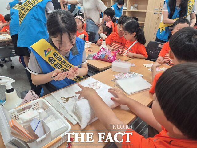 빛고을 학생기술봉사단이 재능기부 활동을 하고 있다. /광주시교육청