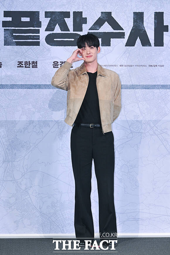 배우 조한철과 정가람, 박철환 감독, 배우 윤경호, 배성우(왼쪽부터)가 25일 오후 서울 용산구 CGV 용산아이파크몰에서 열린 영화 ‘끝장수사’ 언론배급시사회 및 기자간담회에 참석해 포즈를 취하고 있다. /서예원 기자