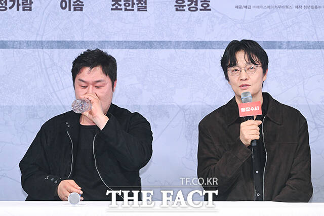 배우 윤경호가 25일 오후 서울 용산구 CGV 용산아이파크몰에서 열린 영화 ‘끝장수사’ 언론배급시사회 및 기자간담회에 참석해 소감을 밝히며 눈물을 닦고 있다. /서예원 기자