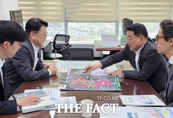 서철모 대전시 서구청장(오른쪽)이 24일 세종청사 국토교통부 국토도시실에서 노후주거지정비 지원사업에 대해 논의하고 있다. /대전시 서구