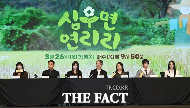 배우 박성웅(왼쪽)과 이수경이 25일 오후 서울 구로구 디큐브시티에서 열린 KBS2 새 미니시리즈 '심우면 연리리' 제작발표회에 참석해 포즈를 취하고 있다. /박상민 기자