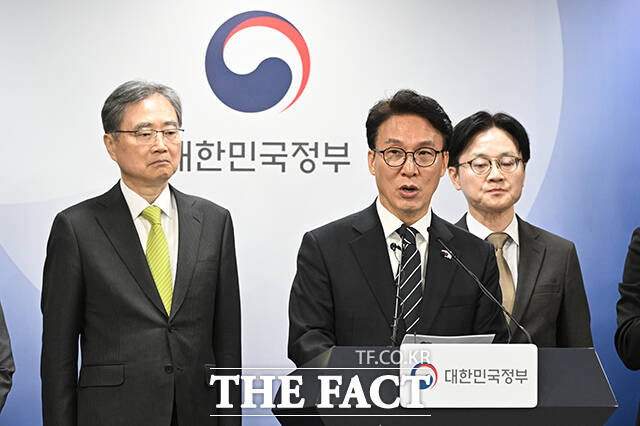 김민석 국무총리(가운데)가 25일 오전 서울 종로구 정부서울청사에서 비상경제 대응체계 브리핑을 하고 있다. /김성렬 기자