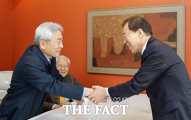 이석연 국민통합위원장(오른쪽)이 25일 오후 서울 종로구의 한 식당에서 열린 보수 성향 원로 언론인과의 오찬 간담회에 참석해 정규재 한국경제 상임고문과 인사를 나누고 있다. /국민통합위원회