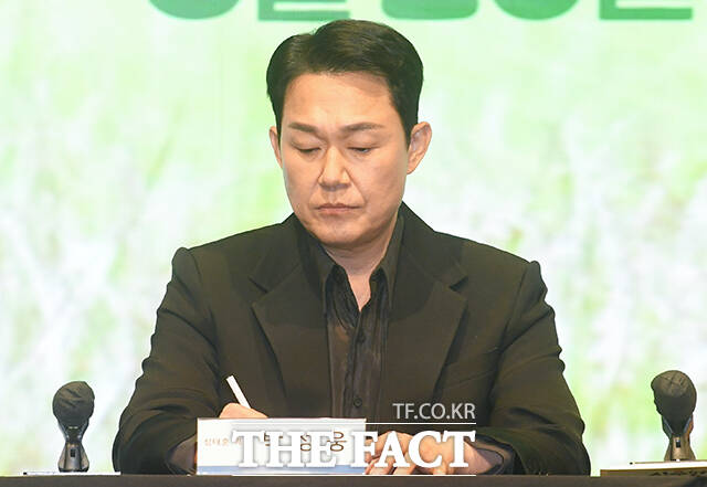 배우 박성웅이 25일 오후 서울 구로구 디큐브시티에서 열린 KBS2 새 미니시리즈 '심우면 연리리' 제작발표회에 참석해 포즈를 취하고 있다. /박상민 기자