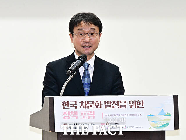 한병도 더불어민주당 원내대표가 25일 오후 서울 여의도 국회 의원회관 제2소회의실에서 열린 ‘한국 차 문화 발전을 위한 정책 포럼’에 참석해 개회사를 하고 있다. /국회=배정한 기자