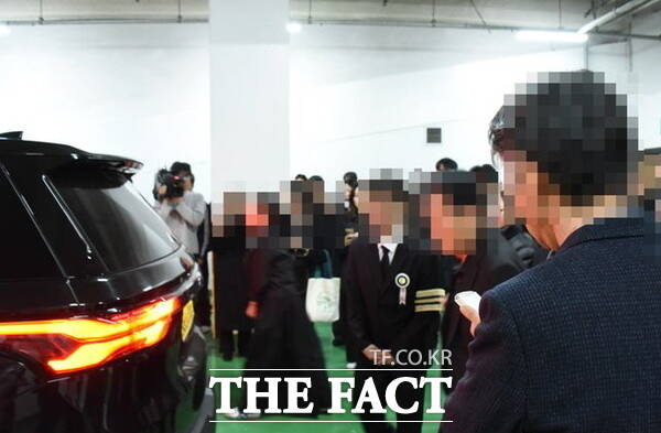 25일 대전시 서구 을지대학교병원 장례식장에서 대전 안전공업 화재 참사 희생자에 대한 영결식이 진행되고 있다. 고인의 관이 운구차에 실린 후 유족들과 지인들이 고인의 마지막 가는 길을 배웅하고 있다. /뉴시스