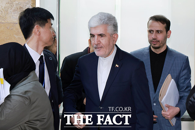 김석기 외교통일위원장 및 여야 간사들과 인사 나누는 사이드 쿠제치 주한 이란 대사(왼쪽).