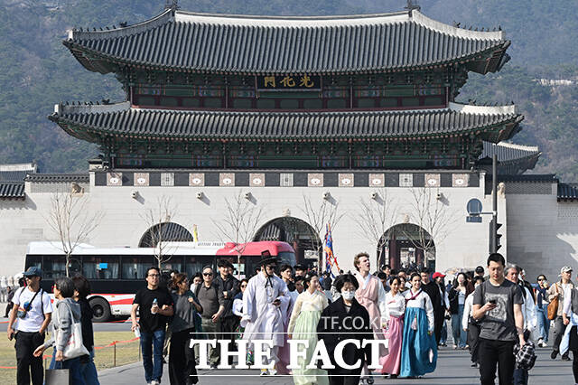 서울 시내 낮 최고기온이 20도를 기록하며 완연한 봄 날씨를 보인 25일 오후 서울 종로구 경복궁을 찾은 관광객과 시민들이 산책을 즐기고 있다. /김성렬 기자