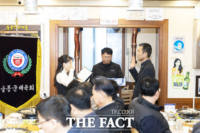 울릉군 체육회 대표선수가 선서를 하고 있다. /울릉군