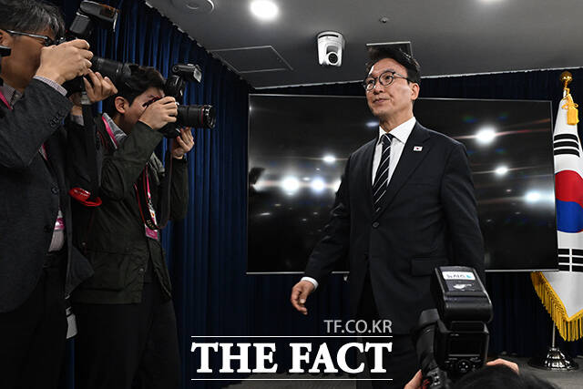 김민석 국무총리(가운데)가 25일 오전 서울 종로구 정부서울청사에서 비상경제 대응체계 브리핑을 하고 있다. /김성렬 기자