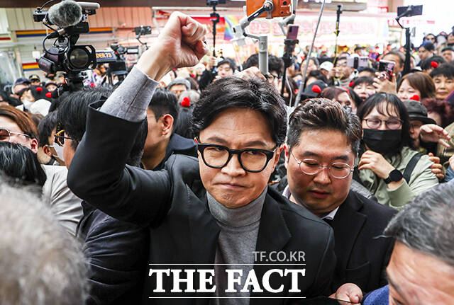 6·3 재보궐선거가 '미니 총선' 급으로 확대됨에 따라 무소속 한동훈 전 국민의힘 대표의 출마 지역구와 주호영 부의장과의 연대 여부가 정치권의 관심사로 떠오르고 있다. 사진은 지난 22일 서울 동대문구 경동시장을 방문한 한 전 대표. /박헌우 기자