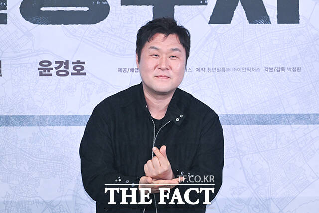 배우 조한철과 정가람, 박철환 감독, 배우 윤경호, 배성우(왼쪽부터)가 25일 오후 서울 용산구 CGV 용산아이파크몰에서 열린 영화 ‘끝장수사’ 언론배급시사회 및 기자간담회에 참석해 포즈를 취하고 있다. /서예원 기자